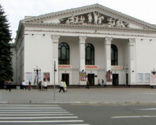 Драмтеатр в Мариуполе подсветят оранжевым в знак борьбы с насилием над женщинами