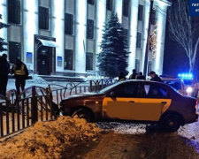 На театральном кольце в Мариуполе автомобиль врезался в ограждение