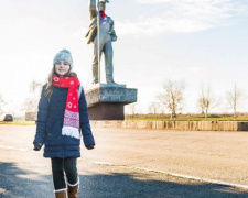 Мариупольцам подарят мини-версию шарфа, которым украсили памятник Сталевару (ФОТО)