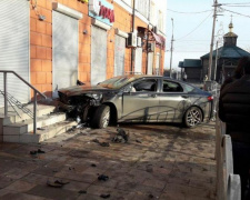 В центре Мариуполя иномарка снесла ограждение и "влетела" в многоэтажку (ФОТО)