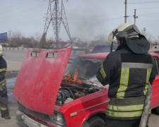 В Мариуполе на дороге загорелся автомобиль