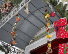 Возле исторической двери в Мариуполе открыли новую новогоднюю фотозону