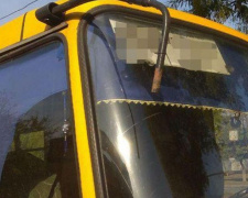 Разборки маршруточников: в Мариуполе водители поотбивали друг другу зеркала (ФОТО)