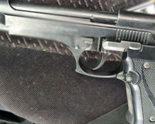 С пистолетом в бардачке: в мариупольской Сартане водитель перевозил незарегистрированное оружие