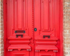 Будинок з червоними дверима