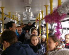 В двух Рождественских троллейбусах Мариуполя споют колядки (ФОТО)