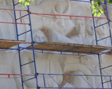 В Мариуполе на барельефе ХХ века «зашили» 8 километров трещин (ФОТО)