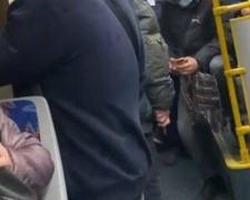 В мариупольском автобусе мужчина угрожал ножом кондуктору и пассажирам