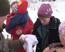 В освобожденных поселках в Донбассе военные выдают жителям продукты и лекарства (ВИДЕО)