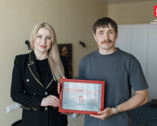 «Можна спокійно планувати життя»: оборонець Маріуполя Андрій Кучер отримав власну квартиру на Київщині