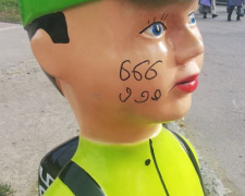 Единственные в Мариуполе фигурки пешеходов привлекли вандалов