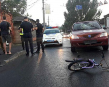 В Мариуполе автомобиль сбил 8-летнего ребенка на велосипеде (ФОТО)