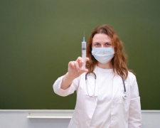 Мариупольским учителям предлагают привиться от коронавируса. Кого вакцинируют в первую очередь?