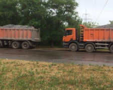 В Мариуполе копы оштрафовали водителей за перевозку грузов сверх нормы (ФОТО)