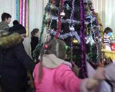 Дети из прифронтового села под Мариуполем получили новогодние подарки