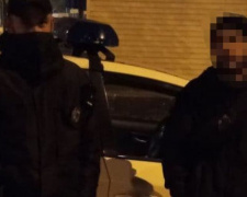 По ночному Мариуполю разгуливали трое мужчин с подозрительными веществами