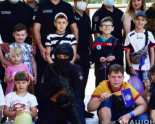 В Мариуполе школьники встретили каникулы вместе со спецназовцами