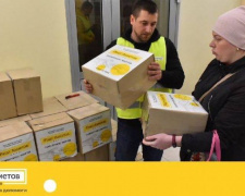 Фонд Рината Ахметова передал очередную партию гуманитарной помощи для переселенцев из Мариуполя