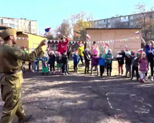Зомбують з садочка: у Маріуполі дітям роздають прапорці РФ, а на Луганщині - змушують працювати на фронт
