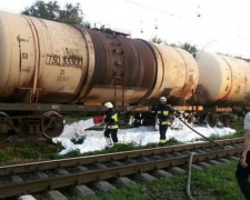 Мариупольский поезд задержали на час из-за аварийной утечки бензина (ФОТО)