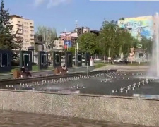 Сюрреалізм окупації: в Маріуполі відкрили фонтани, поки жителі миються за графіком
