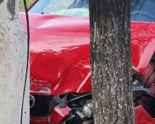 Две «Мазды» столкнулись в Мариуполе: одну машину откинуло в столб и дерево (ФОТО)