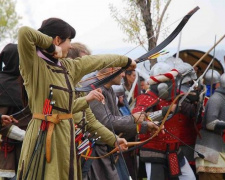 Мариупольцы смогут пострелять из лука, посмотреть бой воинов и отведать средневековой пищи: узнай подробности
