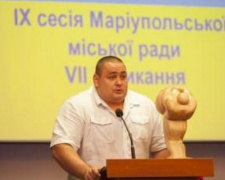 Александр Лашин вручил флаг победы мэру Мариуполя