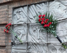 В Мариуполе почтили память жертв массовых расстрелов