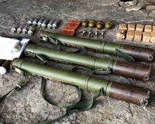 Под Мариуполем обнаружен схрон с гранатометами (ФОТО)