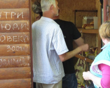 В Мариуполе забаррикадировавшуюся женщину «вырезали» из хлебного киоска (ФОТО+ВИДЕО)