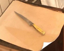 Житель Мариуполя вонзил в живот своей дочери нож