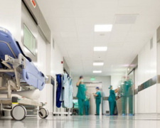 В Мариуполе вор «обчищал» больничные палаты под видом пациента (ФОТО)