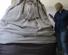 В Мариуполе покажут гигантский экстренный рюкзак (ФОТО)