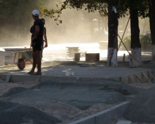 В Мариуполе демонтировали законный МАФ с прозрачной евроостановкой и строят лестницу (ФОТОФАКТ)