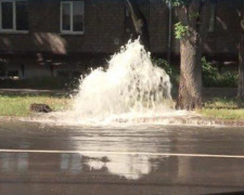 Водяной гейзер: центр Мариуполя залило питьевой водой (ВИДЕО)