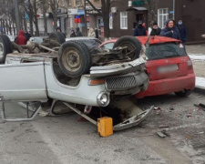 От удара машину перевернуло на крышу: в центре Мариуполя произошла авария