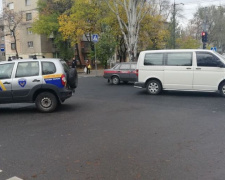 В Мариуполе не разминулись автомобиль службы охраны и микроавтобус (ВИДЕО)