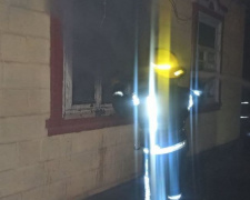 В Мариуполе горел частный дом: пострадал мужчина