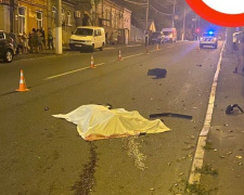 Погиб пешеход и пострадал мотоциклист в результате тройного ДТП в центре Мариуполя