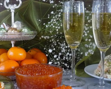 «Цезарь» с лососем, утка по-пекински, долма. Чем полакомятся новогодней ночью чиновники Мариуполя? (ВИДЕО)