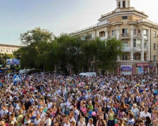 Рекорд силача и песни КAZKA: Мариуполь готовится праздновать День Независимости (ФОТО)