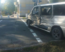 Не менее пяти пострадавших: в Мариуполе столкнулась маршрутка с микроавтобусом (ФОТО)