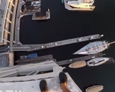 Блогер снял видео прыжка с небоскреба в воду