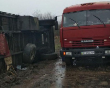 На трассе под Мариуполем перевернулся грузовик с зерном (ФОТО)