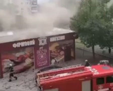 Колбасный магазин загорелся в спальном районе Мариуполя