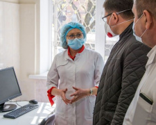 В Мариуполе смогут диагностировать коронавирус за 40 минут. Фонд Вадима Новинского подарил городу лабораторию (ФОТО)