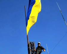 В наивысшей точке Мариуполя водрузили флаг Украины