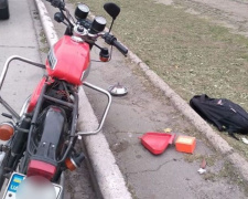 В Мариуполе автомобиль сбил мотоциклиста и скрылся