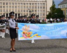 Полицейские барабанщицы Донетчины возглавили парад в Ужгороде (ФОТО)